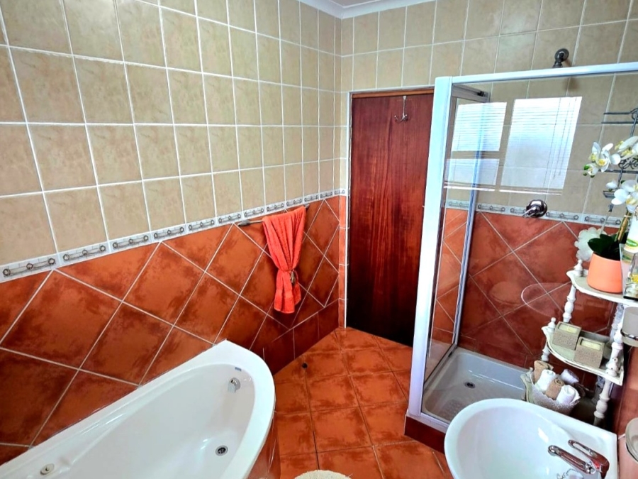 4 Bedroom Property for Sale in Paradise Beach Eastern Cape